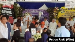 Prosesi Misa Penutupan Peti dua anak korban peledakan bom di Gereja Katolik Santa Maria Tak Bercela, Surabaya, dilakukan di rumah duka "Adi Jasa" yang dipimpin langsung oleh sejumlah Pastor, Rabu sore, 16 Mei 2018. (Foto: VOA/Petrus Riski)