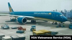 Máy bay của Vietnam Airlines. Cục Hải quan TPHCM các tiếp viên bị bắt vì vận chuyển ma túy là vụ án chưa có tiền lệ tại Việt Nam.