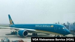 Một máy bay của Vietnam Airlines đón khách tại sân bay Nội Bài ở Hà Nội. Chuyến bay VN31 của hãng hàng không quốc gia từ TP HCM đi Frankfurt, Đức, hôm 28/5 bị trì hoãn để chờ 1 hành khách gây bức xúc trong dư luận.