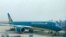 Một máy bay của Vietnam Airlines đón khách tại sân bay Nội Bài ở Hà Nội. Chuyến bay VN31 của hãng hàng không quốc gia từ TP HCM đi Frankfurt, Đức, hôm 28/5 bị trì hoãn để chờ 1 hành khách gây bức xúc trong dư luận.