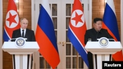 블라디미르 푸틴 러시아 대통령과 김정은 북한 국무위원장이 19일 평양에서 열린 정상회담 후 공동언론발표를 하고 있다.