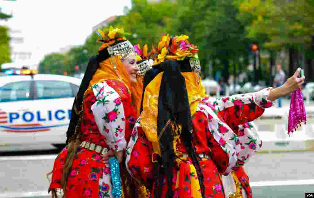 Raqqosalar o'zlarini suratga olmoqda, Vashingtondagi turk festivalidan, 29-sentabr, 2013-yil