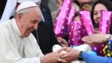 Le pape François lors de sa visite à la basilique Sainte Sophie, à Rome, le 28 janvier 2018.