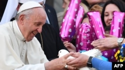 Le pape François lors de sa visite à la basilique Sainte Sophie, à Rome, le 28 janvier 2018.