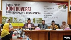 Kanan ke kiri: Anggota Fraksi PKS Ledia Hanifa Amaliah, Komisioner Komnas Perempuan Imam Nahe'i, Guru Besar UI Topo Santoso dan Anggota Komisi VIII DPR RI Iqbal Romzi saat berdiskusi tentang RUU PKS di Gedung DPR, Jakarta, Rabu (13/2). (VOA/A.Bhagaskoro).