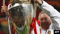 Sir Alex Ferguson soulève le trophée après la victoire en finale de la Champions League contre Chelsea, Russie, le 21 mai 2008.