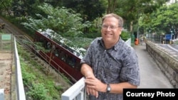 唐伟康在总领事馆脸书上向外界问好 (脸书图片)