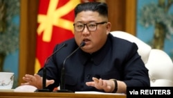 El líder de Corea del Norte, Kim Jong Un, habla en una reunión del Partido de los Trabajadores el 11 de abril de 2020. 