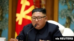 မြောက်ကိုရီးယား အလုပ်သမားပါတီ ဗဟိုကော်မတီ အစည်းအဝေးတွင် အမှာစကားပြောကြားနေသည့် Kim Jong Un. (ဧပြီ ၁၁၊ ၂၀၂၀)