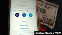 Clientes venezolanos dicen que realizar sus pagos por Zelle en dólares es “fácil y rápido” en un contexto de crisis económica y de fallas corrientes de servicios.