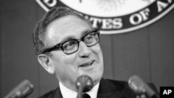 El Secretario de Estado Henry Kissinger en una sesión informativa con reporteros el 12 de octubre de 1973 en el Departamento de Estado en Washington. Kissinger, murió el miércoles 29 de noviembre de 2023. Tenía 100 años.