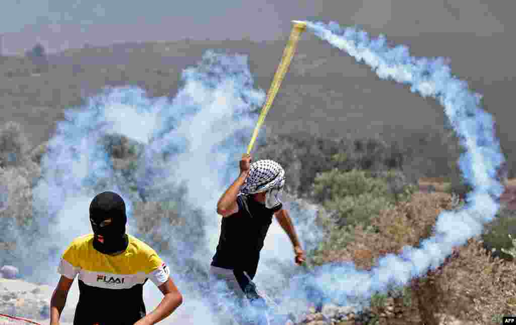 요르단강 서안 나블루스 근방에서 팔레스타인 시위대가 이스라엘 군이 발사한 최루탄을 다시 던지고 있다. 