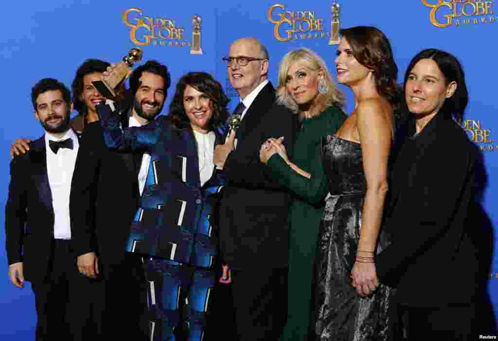 Program creator Jill Soloway and actor Jeffrey Tambor along with the cast of "Transparent" pose backstage with the award for Best Television Series - Comedy or Musical at the 72nd Golden Globe Awards in Beverly Hills, California Jan. 11, 2015.