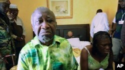 Laurent Gbagbo e sua esposa Simone sentados num quarto do Hotel du Golf em Abidjan