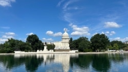 资料照片：国会大厦与倒映池。(2025年7月15日)
