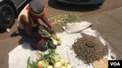 With Zimbabwe's unemployment rate estimated as high as 85 percent, informal trading has become the order of day in the economically depressed country, in Harare, Zimbabwe, Oct. 2017. (S. Mhofu/VOA)