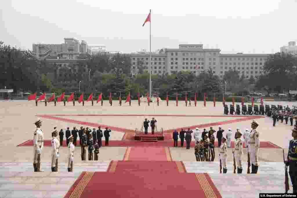 2017年8月15日，中国中央军委联合参谋部参谋长房峰辉在北京八一大楼的大院里欢迎美军参谋长联席会议主席邓福德。房峰辉当参谋长至少一直当到8月21日，在这一天，中国官方消息说&ldquo;军委联合参谋部参谋长房峰辉在八一大楼会见泰国武装部队最高司令素拉蓬。&rdquo;