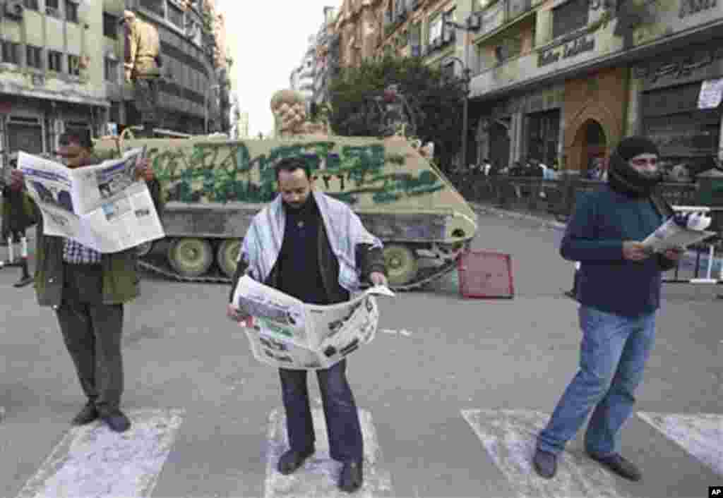 Qaar ka tirsan dadka dowladda ka soo horjeeda oo akhrinaya wargeysayada