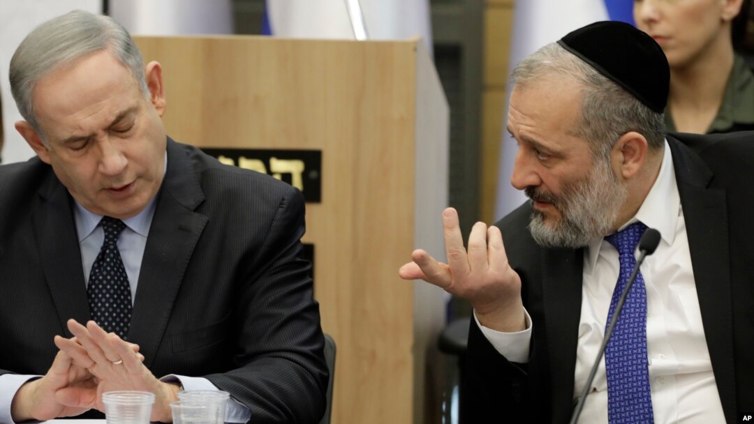 PM Israel Benjamin Netanyahu (kiri) mendengarkan sekutunya Wakil PM dan Menteri Dalam Negeri Aryeh Deri (foto: dok). 
