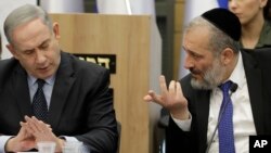 PM Israel Benjamin Netanyahu (kiri) mendengarkan sekutunya Wakil PM dan Menteri Dalam Negeri Aryeh Deri (foto: dok). 