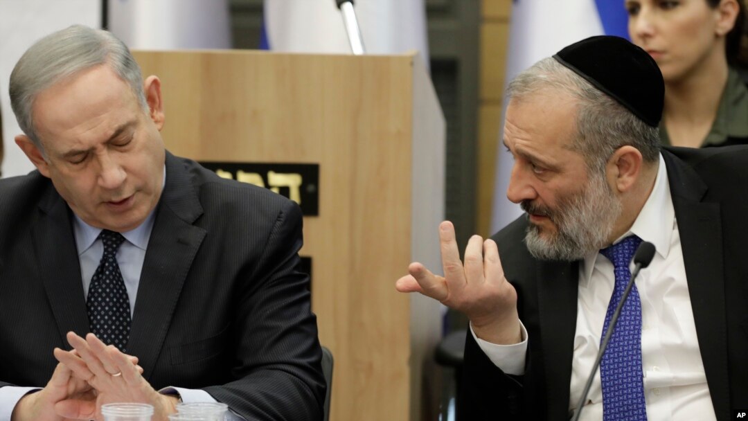 Perdana Menteri Israel Benjamin Netanyahu mendengarkan Menteri Dalam Negeri Israel Aryeh Deri dalam sebuah rapat Knesset, atau Parlemen Israel, di Yerusalem, Rabu, 4 Maret 2020. (Foto: AP)