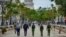 Policías cubanos caminan por el Paseo del Prado en La Habana el 15 de noviembre de 2021 como parte de una movilización de las autoridades para impedir una anunciada protesta de la oposición.