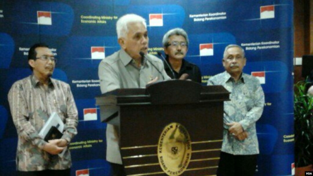 Menteri Koordinasi bidang Perekonomian Hatta Rajasa berbicara dengan wartawan usai rapat koordinasi masalah pangan di Jakarta. (VOA/Iris Gera)