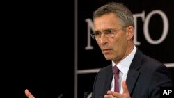 Sekjen NATO, Jens Stoltenberg berbicara kepada media di Brussels, Belgia (foto: dok).