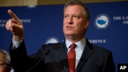 El alcalde de Nueva York, Bill De Blasio ha prometido resguardar las identidades de los portadores de la tarjeta de identificación que la Ciudad otorgó el año pasado a migrantes indocumentados.