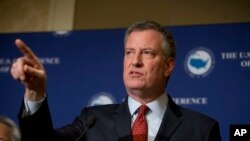 Le maire de New York, Bill de Blasio, lors d'une conférence de presse avec d'autres maires sur la réforme de l'immigration, vendredi 23 janvier 2015, lors de la 83e réunion des maires des États-Unis à Washington, USA. (AP Photo / Pablo Martinez Monsivais)