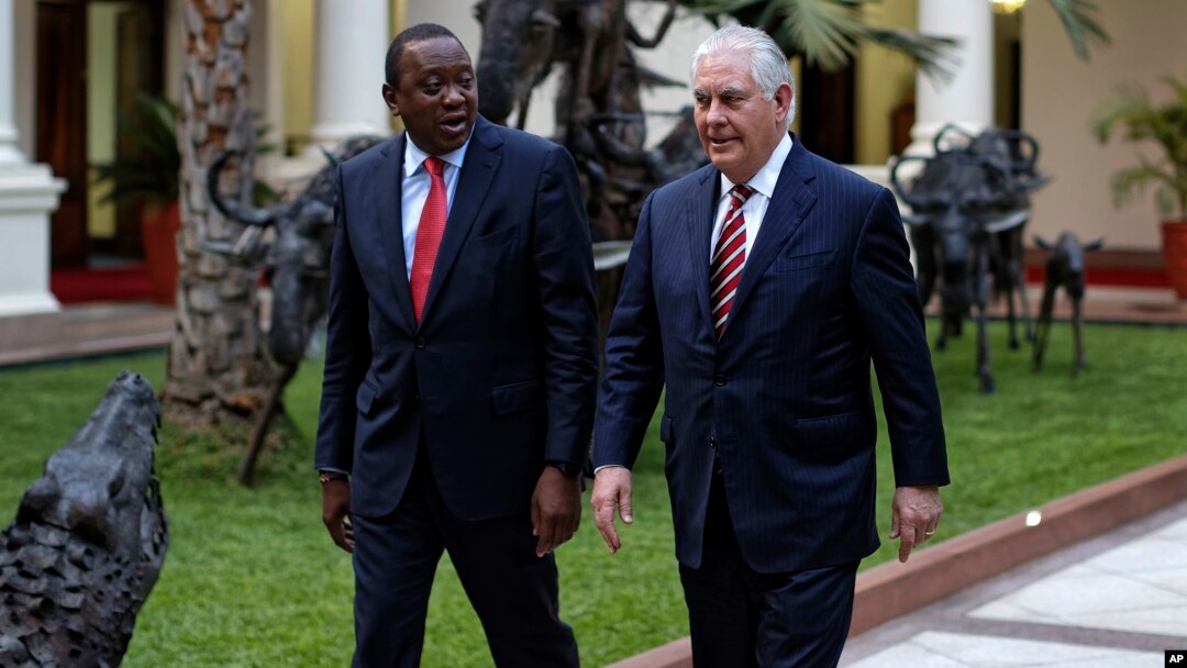 Menteri Luar Negeri AS Rex Tillerson (kanan) dan Presiden Kenya Uhuru Kenyatta, di Nairobi, Kenya, Jumat (9/3). 