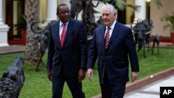 Menteri Luar Negeri AS Rex Tillerson (kanan) dan Presiden Kenya Uhuru Kenyatta, di Nairobi, Kenya, Jumat (9/3). 