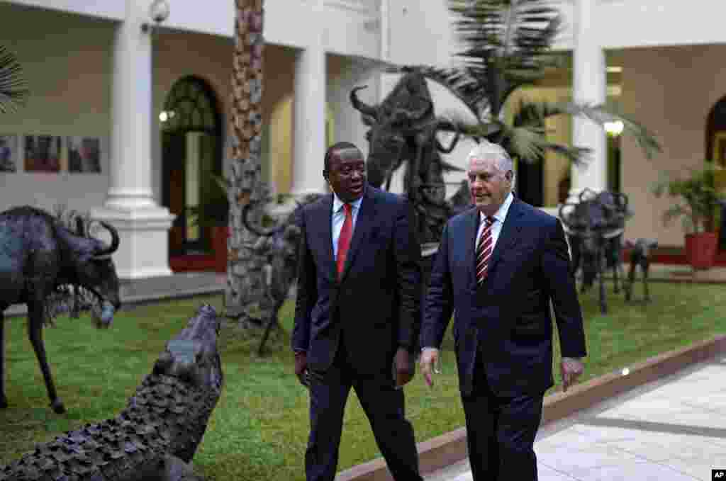 Rex Tillerson, kulia akitembea na rais wa Kenya Uhuru Kenyatta,ndani ya ikulu Nairobi, Kenya, March 9, 2018.