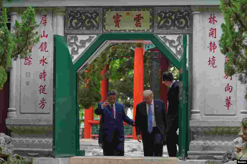 美国总统特朗普在中国领导人大院中南海与中国国家主席习近平散步交谈。(2026年5月15日)