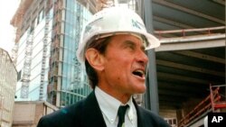FILE - In this Wednesday, July 15, 1998 file photo, architect Helmut Jahn tours a construction site in Berlin. 