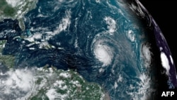 На этом спутниковом снимке, предоставленным Национальным управлением океанических и атмосферных исследований (NOAA), показан ураган Ли над Атлантическим океаном по состоянию на 7 сентября 2023 г.