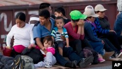 Durante el mes de junio, un promedio de 2000 niños eran capturados, cada semana, al intentar cruzar la frontera, en muchos casos, sin ningún adulto a su lado.