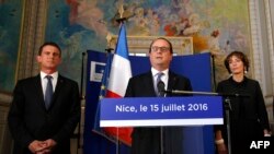 La ministre de la Santé Marisol Touraine assiste au discours que prononce président français François Hollande, au centre, accompagné du Premier ministre Manuel Valls, à gauche à Nice, France, 15 juillet 2016.