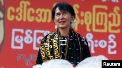 ၂၀၁၂ ဖေဖော်ဝါရီတုန်းက ဒေါ်အောင်ဆန်းစုကြည် ကချင်ပြည်နယ်ကို သွားရောက်စဉ် 