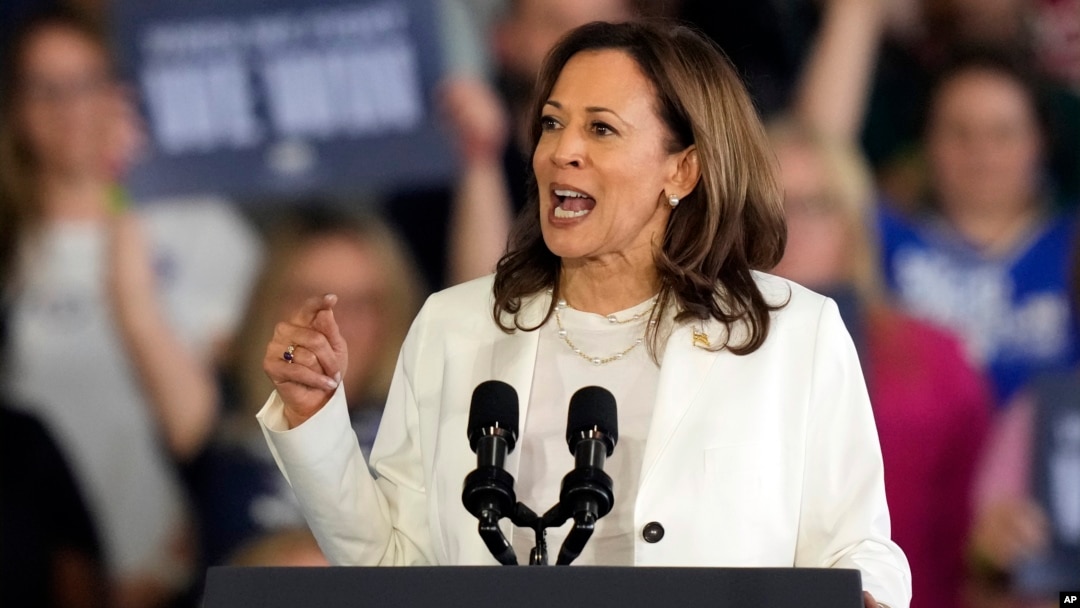 Calon presiden dari Partai Demokrat, Wapres Kamala Harris, berpidato di sebuah rapat umum kampanye di kota Romulus, Michigan, 7 Agustus 2024. 