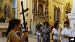 Disidentes cubanos ven con escepticismo que el viaje abra nuevas puertas a la democracia.