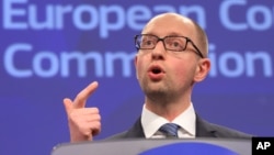 El primer ministro Arseniy Yatsenyuk asistirá a las pláticas de la unidad nacional.