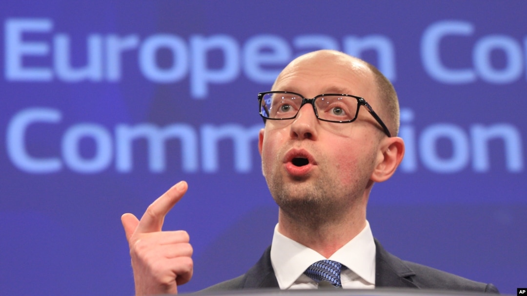 Thủ tướng Ukraine Arseniy Yatsenyuk nói chuyện với báo chí tại Trụ sở Ủy ban Châu Âu ở Brussels.