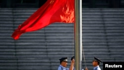 Drapeau chinois en face de la Cour populaire de Jinan