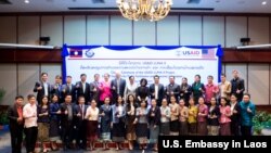 ພາບຖ່າຍຮ່ວມກຸ່ມ ບັນດາເຈົ້າໜ້າທີ່ ຈາກສະຖານທູດ ສະຫະລັດ ປະຈຳ ລາວ ແລະບັນດາຜູ້ຕາງໜ້າ ລັດຖະບານ ສປປ ລາວ ໃນພິທີປິດ ໂຄງການ USAID LUNA II ຢ່າງເປັນທາງການ ໃນນະຄອນຫຼວງ ວຽງຈັນ, ວັນທີ 22 ມີນາ 2019.