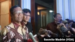 Menteri Koordinator Politik, Hukum, dan Keamanan Mahfud MD di kantor Kemenko Polhukam, Jakarta, Kamis, 16 Januari 2020. (Foto: Sasmito Madrim/VOA)