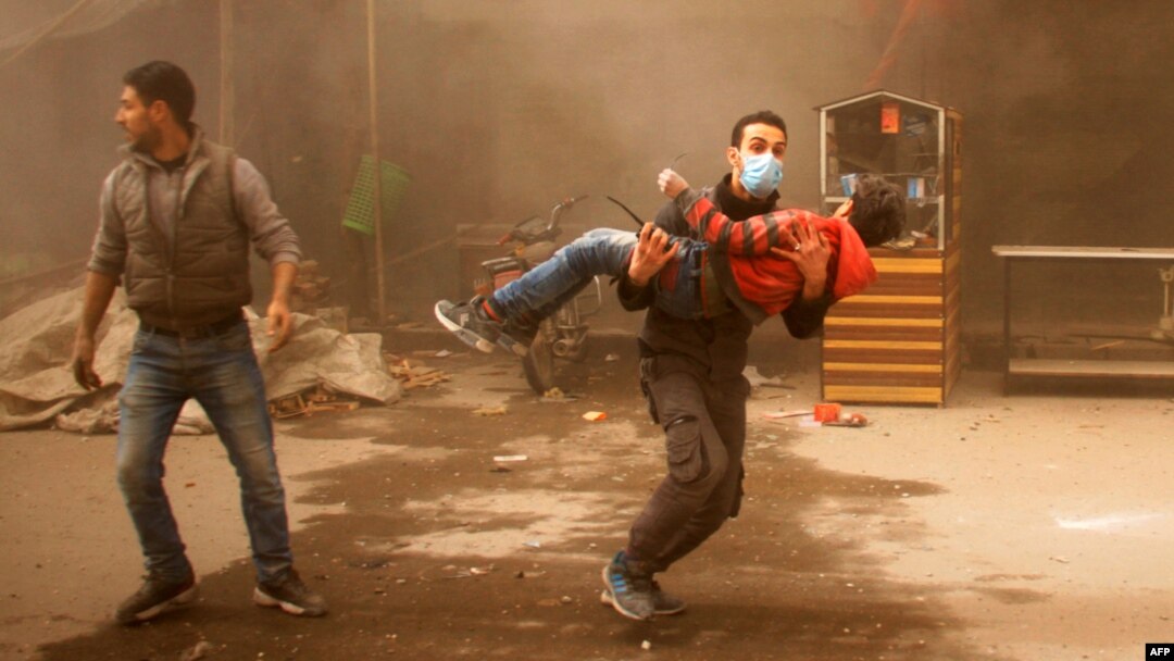 Seorang anggota pertahan sipil Suriah menggendong seorang anak yang terluka akibat serangan udara pasukan Suriah di Douma, Ghouta timur, pinggiran Damaskus, Rabu (7/2). 