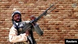Le chef de Boko Haram, Abubakar Shekau, tient une arme dans un lieu inconnu au Nigeria, sur cette image fixe d'une vidéo non datée obtenue le 15 janvier 2018. 