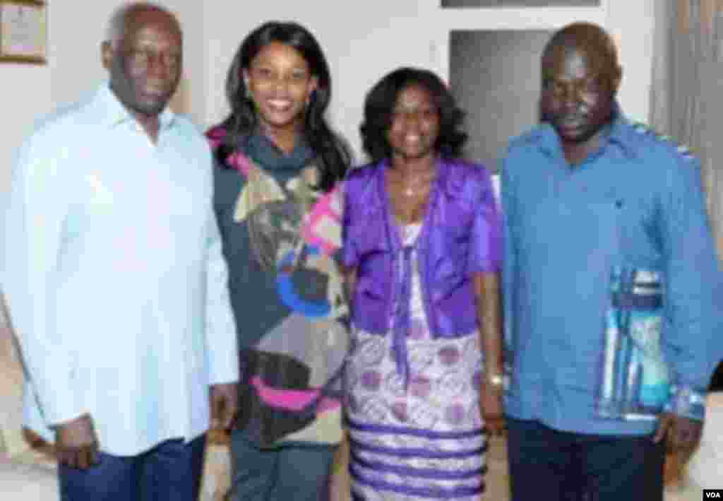 José Eduardo dos Santos, a primeira dama Ana Paula dos Santos, Avelina Escórcio dos Santos (sobrinha do Presidente) e o seu esposo, o general Bento dos Santos &ldquo;Kangamba&rdquo; em Luanda, Julho de 2013.