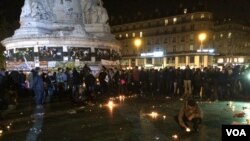 Place de la République à Paris, le lendemain des attentats (Photo: D. Schearf / VOA)